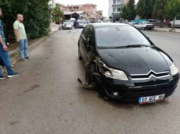 Kontrolden &ccedil;ıkan otomobil, park halindeki 2 otomobile &ccedil;arptı
