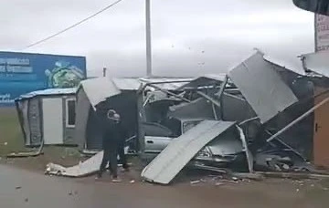 Kontrolden &ccedil;ıkan otomobil prefabrik yapıya girdi