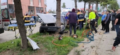 Kontrolden &ccedil;ıkan otomobil ref&uuml;jdeki ağaca &ccedil;arptı: 2 yaralı
