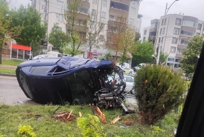 Kontrolden &ccedil;ıkan otomobil ref&uuml;je &ccedil;arptı: 2 yaralı
