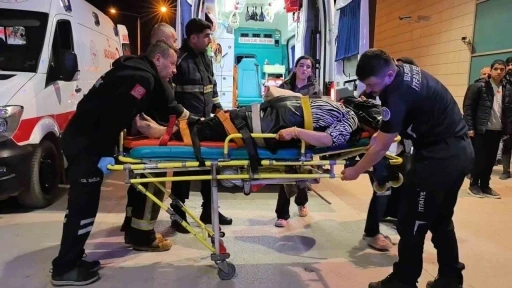 Kontrolden &ccedil;ıkan otomobil şarampole u&ccedil;tu: 3 yaralı
