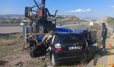Otomobil sondaj makinesine &ccedil;arptı, iki kişi yaşamını yitirdi