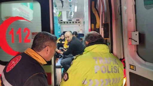 Kontrolden &ccedil;ıkan otomobil su kanalına devrildi: 4 yaralı
