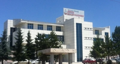 Kontrolden &ccedil;ıkan otomobil trakt&ouml;re &ccedil;arptı: 1 &ouml;l&uuml;, 3 yaralı