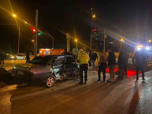 Kontrolden &ccedil;ıkan otomobil y&ouml;n levhasına &ccedil;arpıp takla attı

