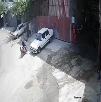 Kontrolden &ccedil;ıkan şarjlı bisiklet demir kapıya &ccedil;arparak durdu
