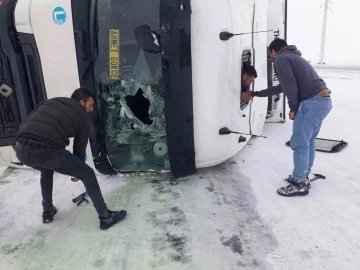 Kontrolden &ccedil;ıkan tır devrildi
