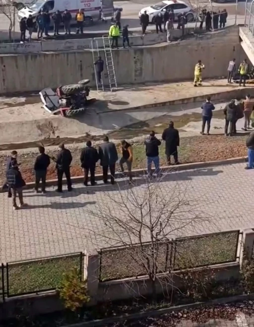 Kontrolden &ccedil;ıkan trakt&ouml;r &ccedil;aya u&ccedil;tu: 1 yaralı
