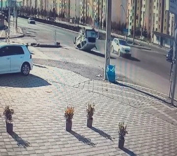 Kontrols&uuml;z kavşağa daldı, &ccedil;arpışarak takla attı
