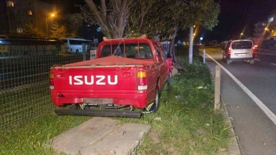 Bursa'da kontrol&uuml; kaybeden kamyonet orta ref&uuml;je savruldu; 1 yaralı