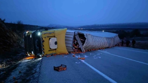 Konya&rsquo;da devrilen tır, kara yolunu ulaşıma kapattı: 1 yaralı
