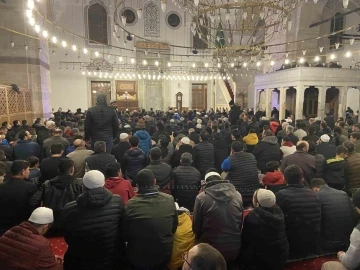 Konya&rsquo;da ilk teravih namazında camiler doldu
