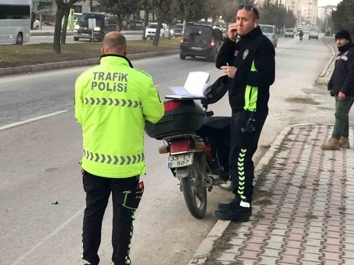 Konya&rsquo;da motosiklet yayaya &ccedil;arptı: 2 yaralı
