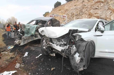 Konya&rsquo;da otomobiller &ccedil;arpıştı: 1 &ouml;l&uuml;, 3 yaralı