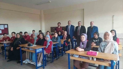 Konya&rsquo;da şehit annesi oğlunun adının verildiği okulda &ouml;ğrencilerle buluştu

