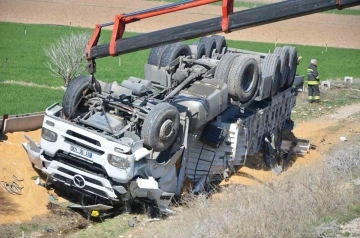 Konya&rsquo;da tır şarampole devrildi: 1 &ouml;l&uuml;