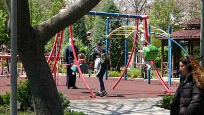 Konya&rsquo;da vatandaşlar yağışlı haftanın sonunu g&uuml;neşli havada parklarda değerlendirdi
