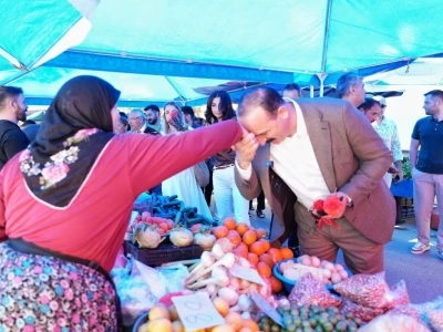 Konyaaltı Belediyesi &Ccedil;ift&ccedil;iler G&uuml;n&uuml;&rsquo;nde &rsquo;&Uuml;retici Pazarı&rsquo; kurdu
