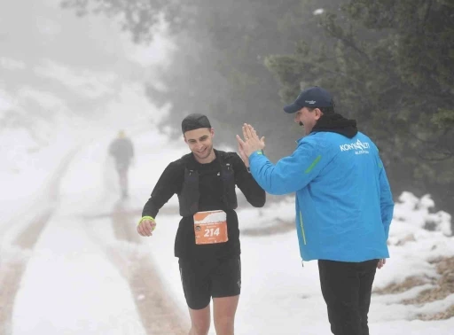 Konyaaltı&rsquo;nı maviden beyaza koşarak keşfettiler
