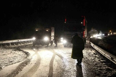 Kop Dağı Ge&ccedil;idi&rsquo;nde kar ve tipi ulaşımı aksattı