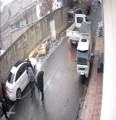 Kopan elektrik teli gen&ccedil;lerin &uuml;zerine d&uuml;şt&uuml;