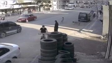 K&ouml;peğin kovaladığı &ccedil;ocuk aracın altında ezilmekten son anda kurtuldu
