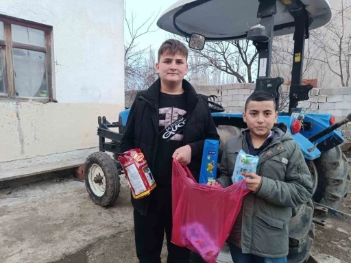 K&ouml;pekler ekmeği yedi, poşette kalanları başkasına g&ouml;t&uuml;rd&uuml;
