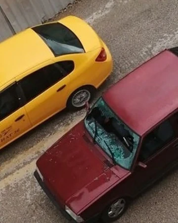 K&ouml;peklerden ka&ccedil;an &ccedil;ocuk arabanın altında ezilmekten son anda kurtuldu
