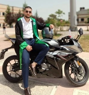 K&ouml;peklerden ka&ccedil;arken kaza yapan gen&ccedil; yaşam savaşı veriyor