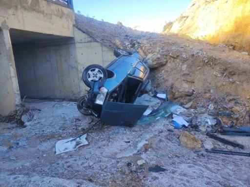 K&ouml;pr&uuml;den aşağı u&ccedil;an otomobil s&uuml;r&uuml;c&uuml;s&uuml; ağır yaralandı
