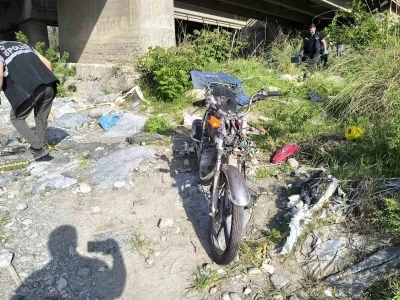 K&ouml;pr&uuml;den u&ccedil;an motosikletin 18 yaşındaki s&uuml;r&uuml;c&uuml;s&uuml; &ouml;ld&uuml;
