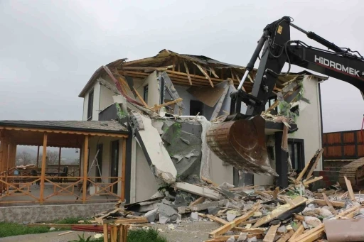 K&ouml;rfez&rsquo;de ka&ccedil;ak yapı yıkıldı
