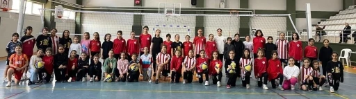 K&ouml;rfez&rsquo;de voleybol ve basketbol okullarına ilgi b&uuml;y&uuml;k
