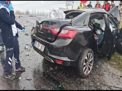 Korkun&ccedil; kaza; 2 &ouml;l&uuml;, 1 yaralı