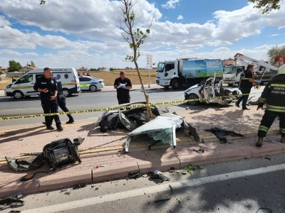 Korkun&ccedil; kazada otomobil ikiye b&ouml;l&uuml;nd&uuml;: 1 &ouml;l&uuml;