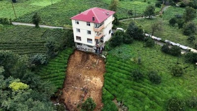 Korkutan heyelan: Eşim 'Ev gidiyor' diye beni kaldırdı