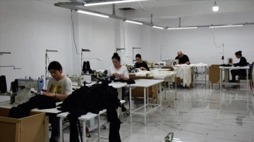 KOSGEB destekli tekstil at&ouml;lyesinde liselilere hem meslek &ouml;ğretiyor hem de &uuml;retim yapıyor