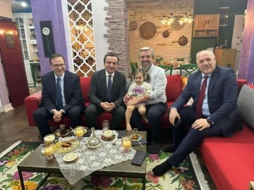 Kosova Başbakanı Kurti, T&uuml;rk milletvekilinin evinde iftar sofrasına konuk oldu