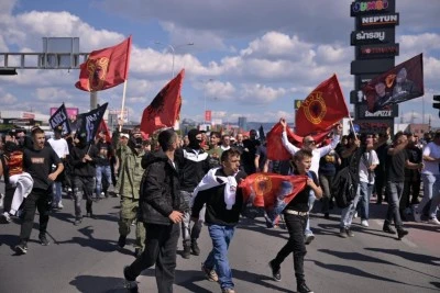 Kosovalılar Lahey'de polisle &ccedil;atıştı