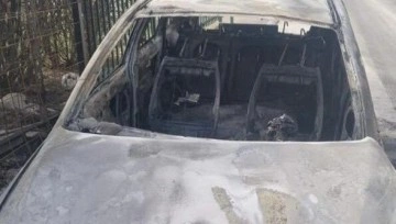 Kosova'nın kuzeyinde "Kosova Cumhuriyeti" plakası alan 5 ara&ccedil; kundaklandı