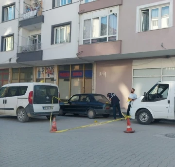 K&ouml;stebek tabancası patladı: 2 yaralı
