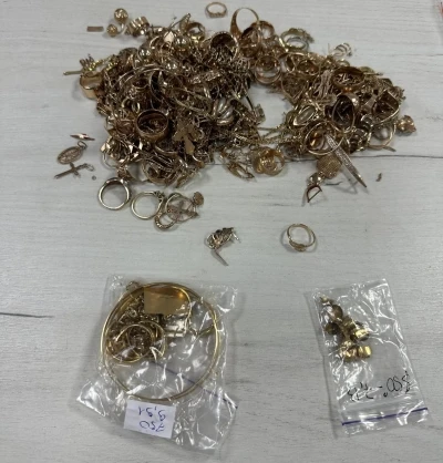 Kot pantolon arasına gizledikleri ve v&uuml;cutlarına sardıkları 4.6 kilogram altın m&uuml;cevherle yakalandılar
