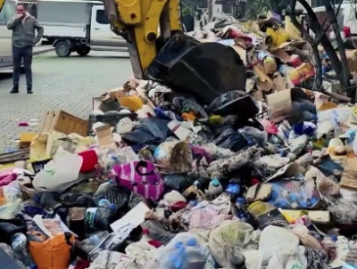K&ouml;t&uuml; koku ihbarıyla gidilen evden 30 ton &ccedil;&ouml;p &ccedil;ıktı