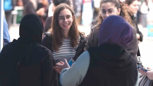 KO&Uuml;&rsquo;l&uuml; gen&ccedil;ler tanışıyor
