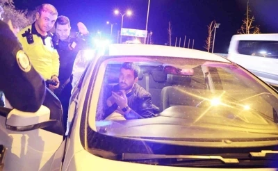 Kovalamaca sonucu yakalanan s&uuml;r&uuml;c&uuml;yle polisin imtihanı: Ara&ccedil;tan inmedi, alkolmetreye &uuml;flemedi
