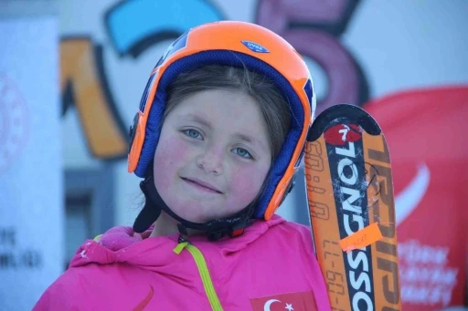 K&ouml;y &ccedil;ocukları Paland&ouml;ken&rsquo;de kayakla tanıştı
