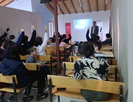 K&ouml;yceğiz&rsquo;de teknoloji bağımlılığı, akran zorbalığı ve sosyal medya semineri
