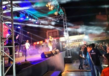 K&ouml;yceğiz&rsquo;de Zafer Bayramı coşkusu akşam da y&uuml;r&uuml;y&uuml;ş ve konserle s&uuml;rd&uuml;
