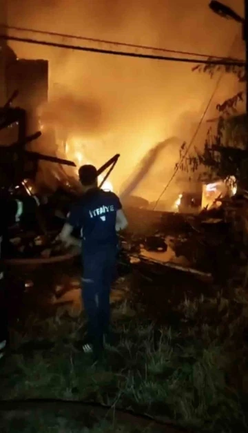 K&ouml;yde &ccedil;ıkan yangında 2 ev k&uuml;le d&ouml;nd&uuml;
