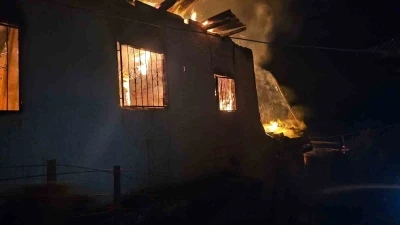 K&ouml;yde &ccedil;ıkan yangında 3 ev k&uuml;le d&ouml;nd&uuml;
